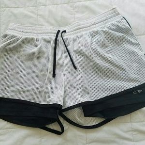 Athletic shorts with underarmer